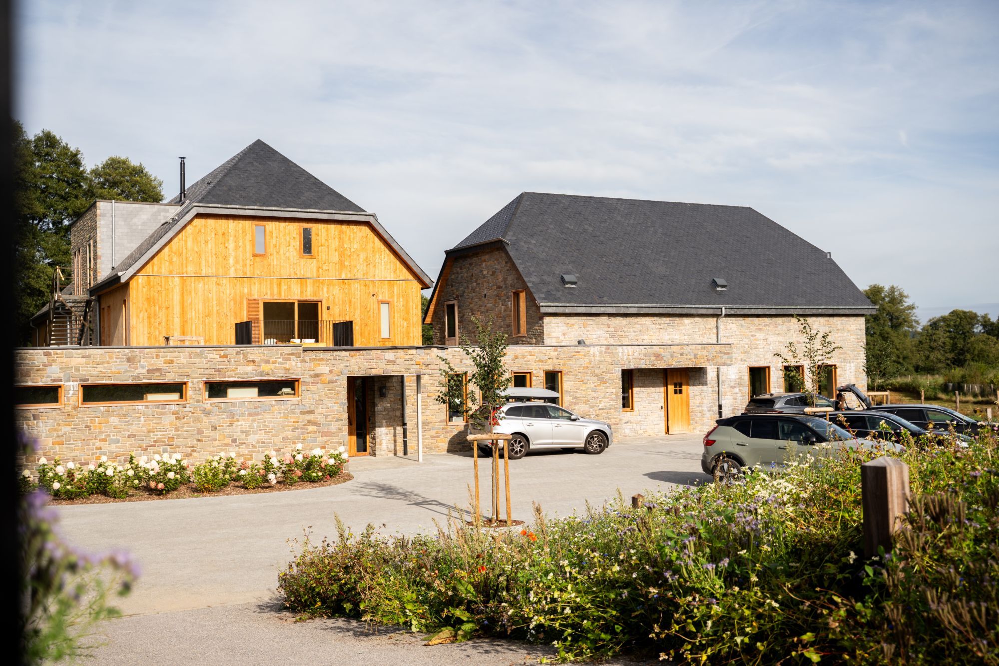 La Maison d'Orti, façades en mélèze et en pierre, côté cour