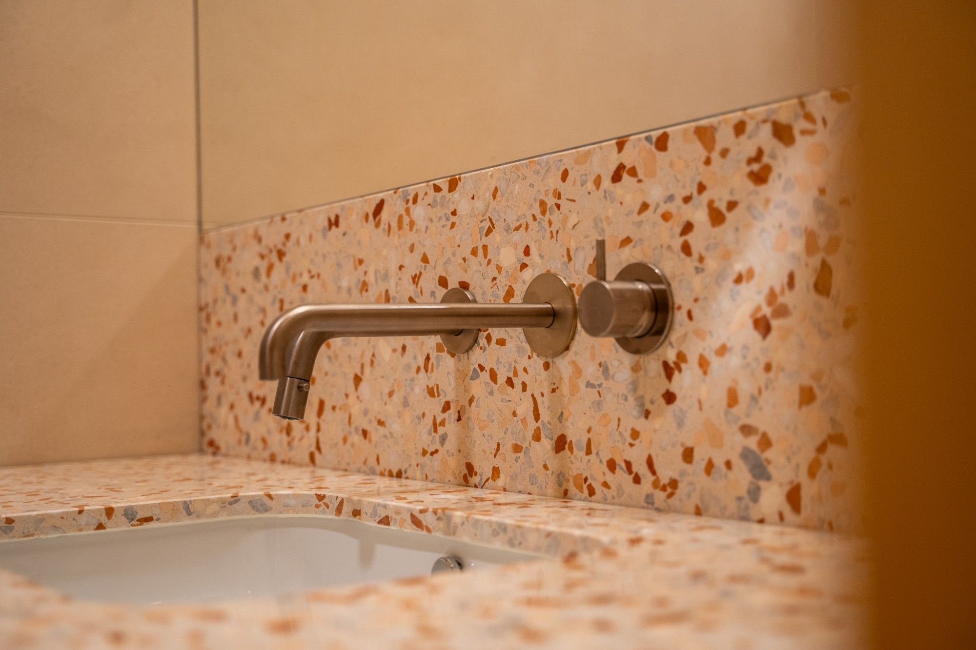Lavabo en terrazzo dans une salle de bain