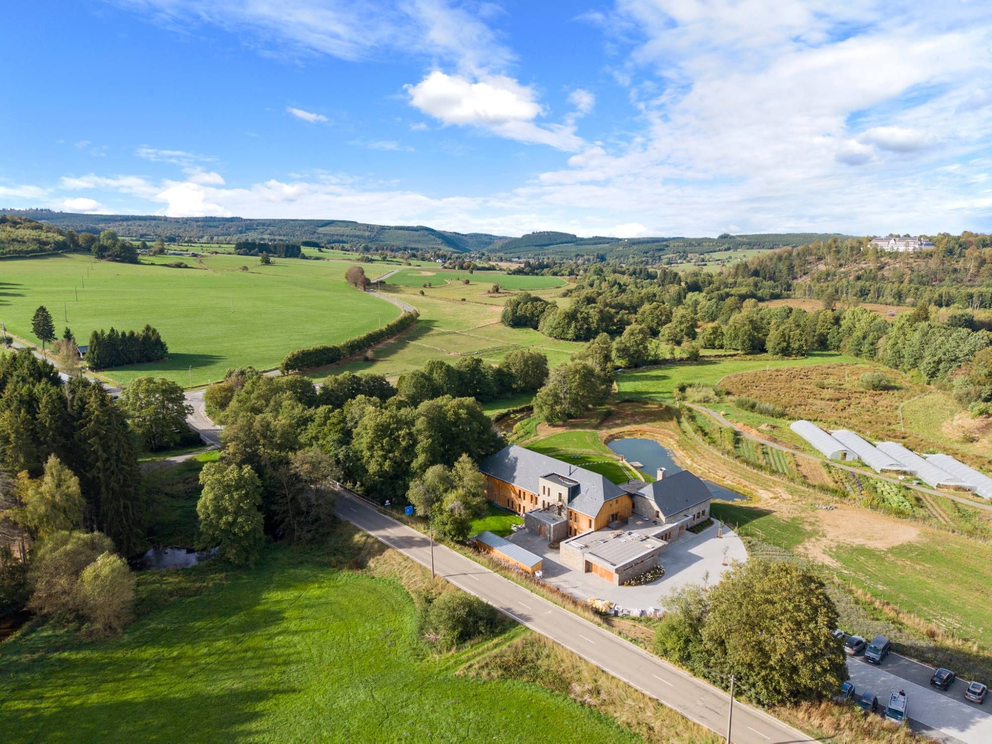 La Maison d'Orti dans la vallée, entre prairies, rivière et forêts de l'Ardenne